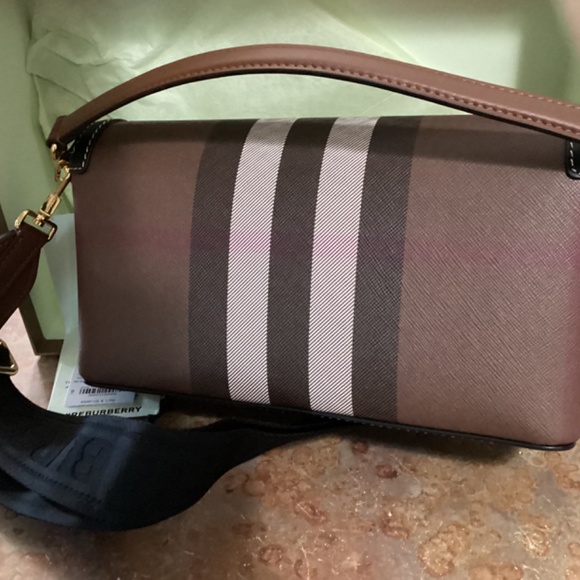 Burberry - Picture 3 of 8